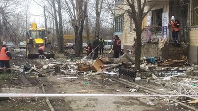 Люди приносять іграшки і квіти. Який вигляд має місце ракетного удару по Кривому Рогу Люди приносять іграшки і квіти. Який вигляд має місце ракетного удару по Кривому Рогу