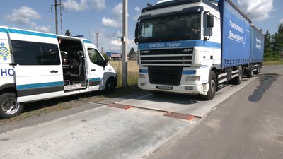 Зберегти дороги Рівненщини: рух вантажівок удень не забороняли, але контролюють їхню вагу