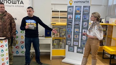 Символ спротиву України: у Черкасах презентували марку з російським кораблем Символ спротиву України: у Черкасах презентували марку з російським кораблем