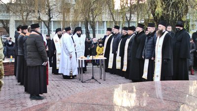 У Хмельницькому вшанували пам'ять жертв Голодомору. У Хмельницькому вшанували пам'ять жертв Голодомору.