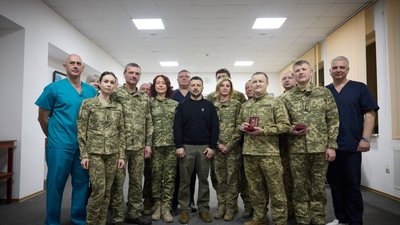 Володимир Зеленський відвідав поранених військових у львівському госпіталі Володимир Зеленський відвідав поранених військових у львівському госпіталі