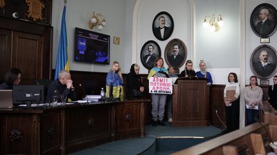 "Навіщо зараз дороги?": у Чернівцях рідні бійців просять скасувати тендер на капремонт вулиці Заньковецької "Навіщо зараз дороги?": у Чернівцях рідні бійців просять скасувати тендер на капремонт вулиці Заньковецької