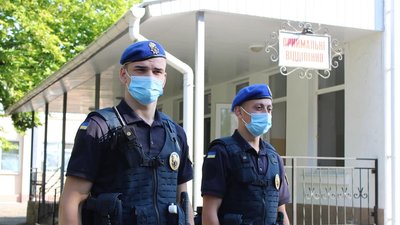 У Херсоні нацгвардійці знову взяли під охорону обласну інфекційну лікарню У Херсоні нацгвардійці знову взяли під охорону обласну інфекційну лікарню