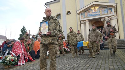 У Мукачеві попрощалися з полеглим захисником Володимиром Данашевським У Мукачеві попрощалися з полеглим захисником Володимиром Данашевським