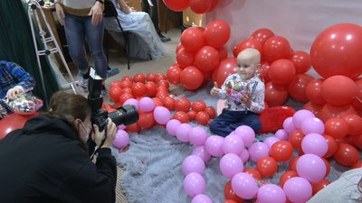 Зачіски та макіяж робили мамам та дітям, пацієнтам онкодиспансеру Зачіски та макіяж робили мамам та дітям, пацієнтам онкодиспансеру