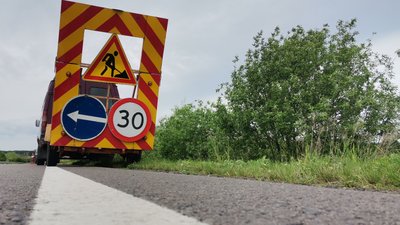 На Волині дорожники розчищають узбіччях доріг від борщівника Сосновського На Волині дорожники розчищають узбіччях доріг від борщівника Сосновського