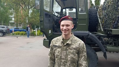 Вантажівки для десантників: за кошти громади Житомира придбали два автомобілі для ЗСУ Вантажівки для десантників: за кошти громади Житомира придбали два автомобілі для ЗСУ