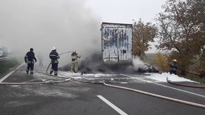 Рятувальники Черкащини допомогли колегам з Київщини загасити пожежу вантажівки Рятувальники Черкащини допомогли колегам з Київщини загасити пожежу вантажівки
