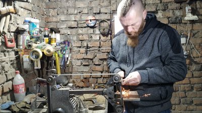 Скляні вази та сокири: як луцькі АТОвці після фронту налагоджують власну справу Скляні вази та сокири: як луцькі АТОвці після фронту налагоджують власну справу
