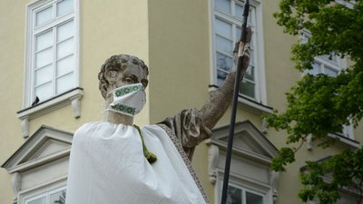 У Львові скульптури левів та античні статуї одягнули у вишиванки