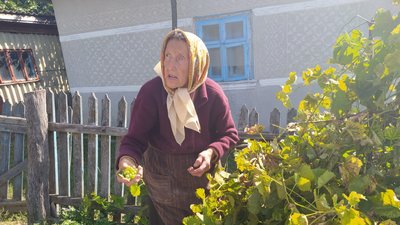 На Тернопільщині пенсіонерка ходить босоніж