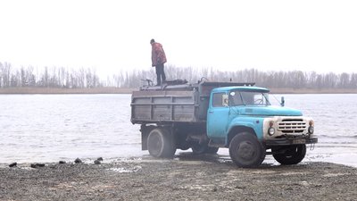 У воду випускають рибу