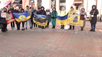 "Друге Різдво без свята — у полоні тато". У Франківську представили виставку малюнків дітей оборонців Маріуполя "Друге Різдво без свята — у полоні тато". У Франківську представили виставку малюнків дітей оборонців Маріуполя