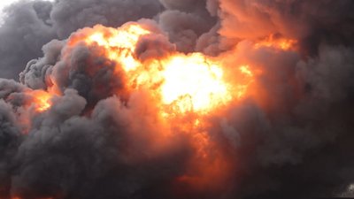 Удар РФ по резервуару з нафтою на Чернігівщині: як ліквідували пожежу