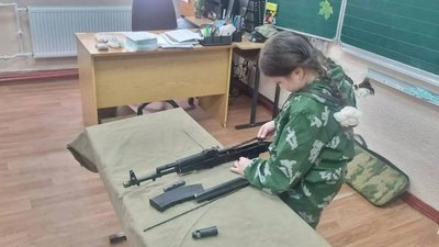 Дітей Курманського району Криму окупанти навчали розбирати автомат Калашникова