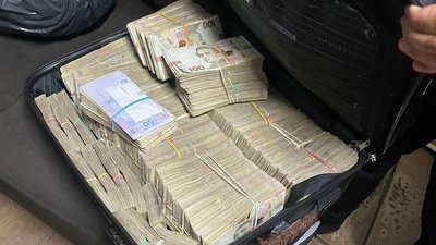 Гроші у валізах: в авто на Волинській митниці знайшли понад два мільйони гривень