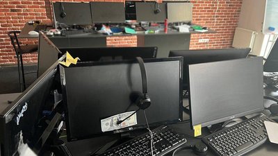 Поліцейські показали комп'ютери, які вилучили з кол-центру в Києві під час обшуків Поліцейські показали комп'ютери, які вилучили з кол-центру в Києві під час обшуків