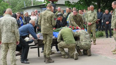 На Чернігівщині попрощалися з трьома бійцями, які загинули на сході України На Чернігівщині попрощалися з трьома бійцями, які загинули на сході України