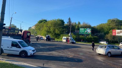 У Рівному зіткнулись чотири авто, серед них вантажівка і маршрутка. Семеро травмованих У Рівному зіткнулись чотири авто, серед них вантажівка і маршрутка. Семеро травмованих