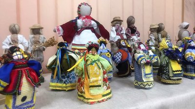 У Рівненському обласному перинатальному центрі відкрили виставку ляльки-мотанки