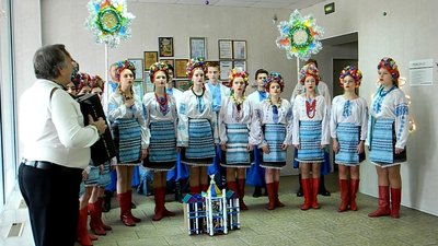 Студенти запорізького електротехнічного коледжу співають у зразковому хорі народної пісні
