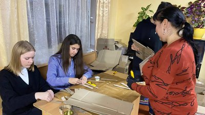 Студенти вінницького коледжу виготовляють окопні свічки
