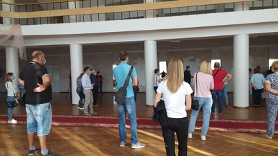 До підприємців вийшов міський голова та пояснив обмеження, передбачені постановою. Фото: Суспільне