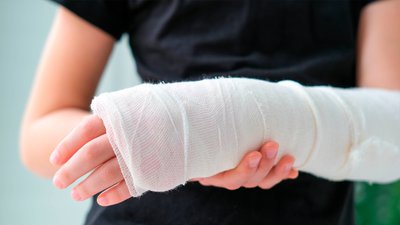 Госпіталізували з переломом руки: на Чернігівщині батько у стані алкогольного сп'яніння побив сина
