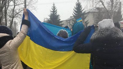 Жителі Білокуракиного вийшли на мітинг Жителі Білокуракиного вийшли на мітинг