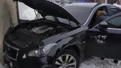 На Харківщині легковик вилетів на тротуар, врізався у будівлю і стовп На Харківщині легковик вилетів на тротуар, врізався у будівлю і стовп