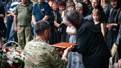 В Ужгороді попрощалися із загиблими захисниками Володимиром Сатмарі та В'ячеславом Гроскопфом В Ужгороді попрощалися із загиблими захисниками Володимиром Сатмарі та В'ячеславом Гроскопфом