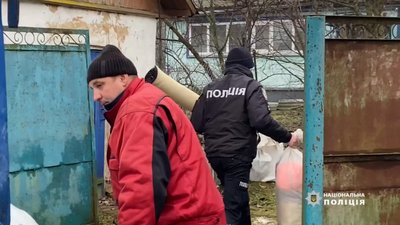На Чернігівщині правоохоронці допомогли евакуюватися родині з прикордонного села, яке росіяни обстрілюють На Чернігівщині правоохоронці допомогли евакуюватися родині з прикордонного села, яке росіяни обстрілюють