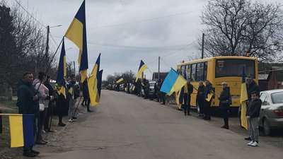 З квітами та прапорами. На Одещині попрощалися із воїном, який загинув під Маріуполем