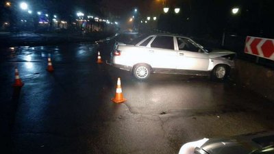 У Херсоні п'яний водій наїхав на паркан біля Апеляційного суду У Херсоні п'яний водій наїхав на паркан біля Апеляційного суду