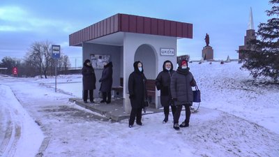 Жителі Великої Северинки чекають на маршрутку по півтори години щодня. Чому так Жителі Великої Северинки чекають на маршрутку по півтори години щодня. Чому так