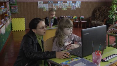 Олена Чернишева викладає англійську мову та інформатику.
