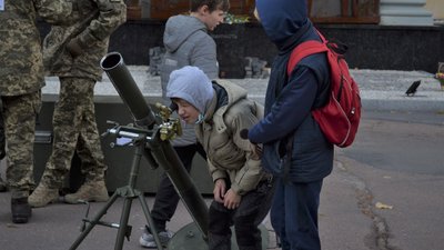 У Житомирі на майдані Корольова показали виставку озброєння та військової техніки