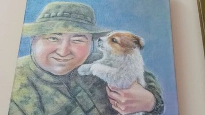 На картині військовослужбовець Сергій Хомецький з собачкою На картині військовослужбовець Сергій Хомецький з собачкою