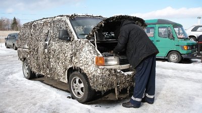 Вінницькі волонтери ремонтують три автомобілі для бійців з передової Вінницькі волонтери ремонтують три автомобілі для бійців з передової