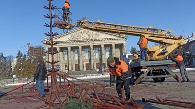 У Тернополі встановлюють новорічну ялинку У Тернополі встановлюють новорічну ялинку