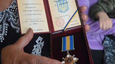Родині військового з Одещини, який загинув під час атаки на російський літак, вручили орден "За мужність"
