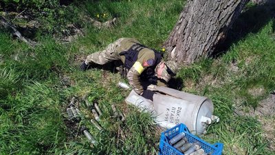 У полі на Городнянщині вибухотехніки виявили понад 700 бойових касет від російської авіабомби У полі на Городнянщині вибухотехніки виявили понад 700 бойових касет від російської авіабомби