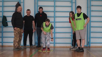 У Тернополі ветерани грали в петанк зі школярами
