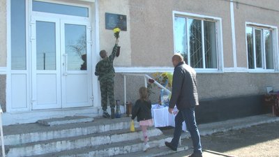 «Вбили у його день народження». На Хмельниччині відкрили меморіальні дошки захисникам України