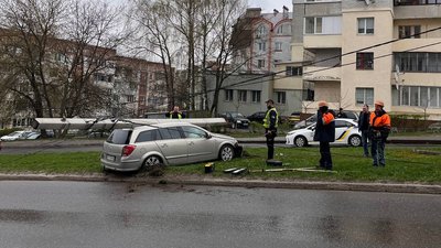 У Тернополі електроопора впала на автомобіль У Тернополі електроопора впала на автомобіль