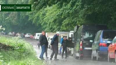 Рух транспорту частково обмежили біля села Кам'яниця на Ужгородщині через обрізку дерев Рух транспорту частково обмежили біля села Кам'яниця на Ужгородщині через обрізку дерев