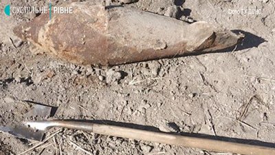 На Рівненщині розкопали авіаційну бомбу