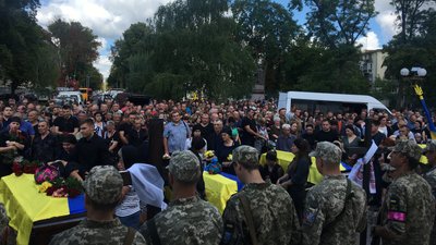 "Не зміг стояти осторонь": у Полтаві попрощалися із 13 загиблими на війні "Не зміг стояти осторонь": у Полтаві попрощалися із 13 загиблими на війні