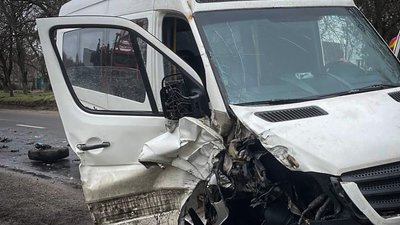 На трасі зіткнулися пасажирський мікроавтобус та трактор