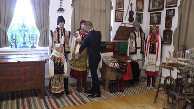 Священник Микола Григорук збирав по селу старовинні речі і створив музей у Фитькові на Івано-Франківщині